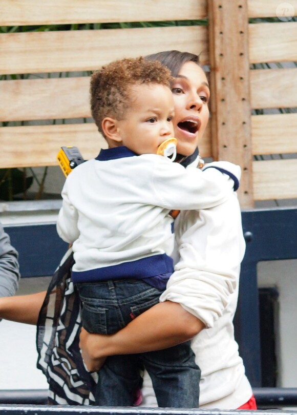 Très complices, Alicia Keys et son fils Egypt quittent les studios ITV à Londres, le 26 septembre 2012