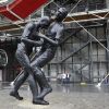 Zinedine Zidane et son célèbre coup de tête sur Marco Materazzi s'expose devant le Centre Pompidou dans une sculpture en bronze réalisée par Adel Abdessemed à Paris, le 27 septembre 2012