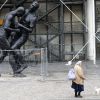 Zinedine Zidane et son célèbre coup de tête sur Marco Materazzi s'expose devant le Centre Pompidou dans une sculpture en bronze réalisée par Adel Abdessemed à Paris, le 27 septembre 2012