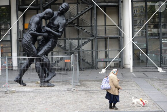 Zinedine Zidane et son célèbre coup de tête sur Marco Materazzi s'expose devant le Centre Pompidou dans une sculpture en bronze réalisée par Adel Abdessemed à Paris, le 27 septembre 2012