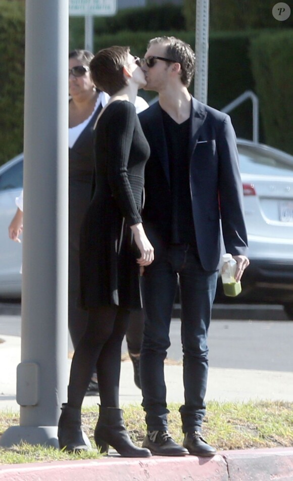 Anne Hathaway et son fiancé Adam Shulman, dans une rue de Los Angeles en septembre 2012.