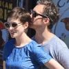 Anne Hathaway et son fiancé Adam Shulman en août 2012 à Los Angeles.