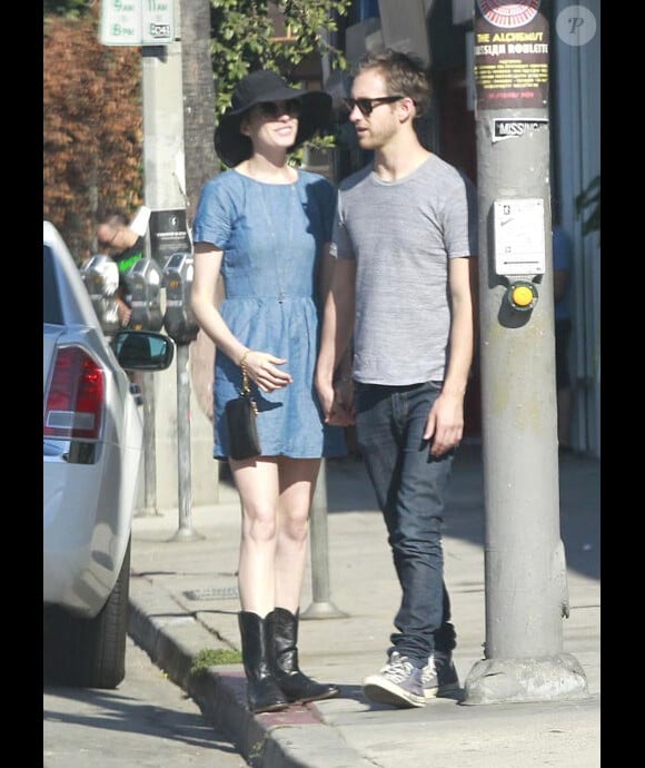 Anne Hathaway et Adam Shulman, amoureux dans les rues de Los Angeles en août 2012