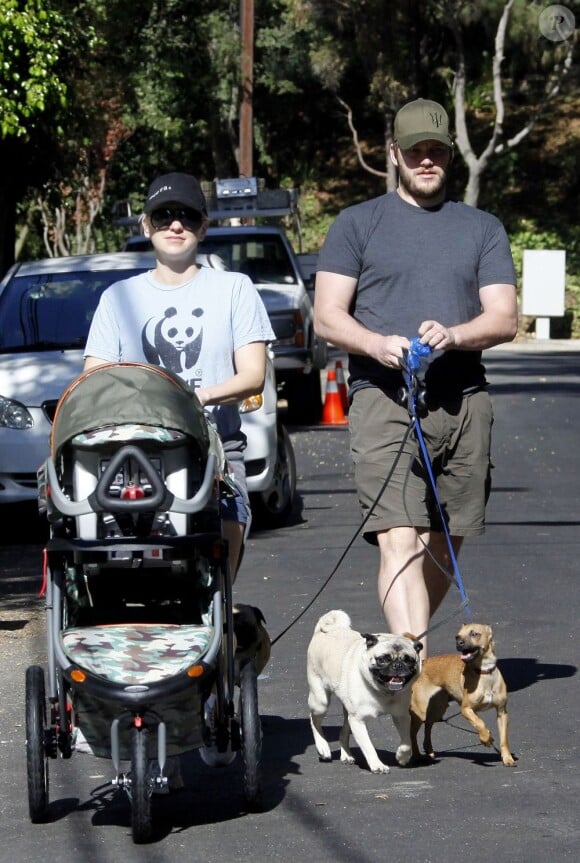 Anna Faris et son mari Chris Pratt se promènent avec leur fils Jack, né le 25 août. Los Angeles, le 28 septembre 2012.