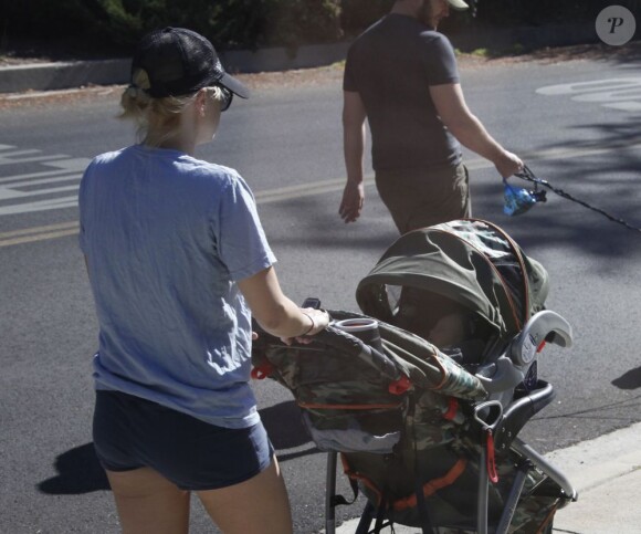 Anna Faris et son mari Chris Pratt se promènent avec leur fils Jack, né le 25 août. Los Angeles, le 28 septembre 2012.