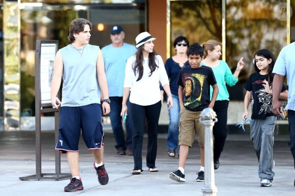 Prince et Blanket Jackson avec un groupe d'amis à Los Angeles, le 30 septembre.