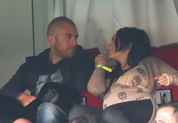 Émilie Nef Naf et son compagnon Jérémy Ménez, regards amoureux depuis les tribunes au match du Paris Saint-Germain face à Sochaux (2-0) le 29 septembre 2012