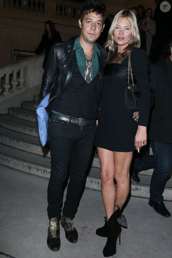 Kate Moss et Jamie Hince quittent le Grand Palais après avoir assisté au défilé Saint Laurent printemps-été 2013. Paris, le 1er Octobre 2012.