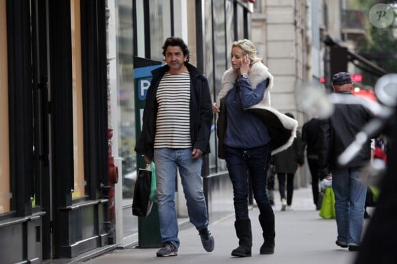 Adriana Karembeu et son compagnon André Ohanian de sortie en amoureux dans les rues de Paris le 24 septembre 2012.