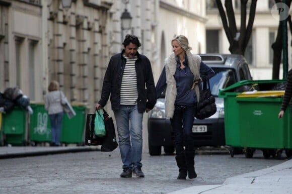 Adriana Karembeu et son compagnon André Ohanian en amoureux dans les rues de Paris le 24 septembre 2012.