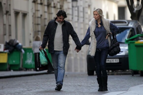 Adriana Karembeu et son amoureux André Ohanian dans les rues de Paris le 24 septembre 2012.
