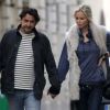 Adriana Karembeu avec son compagnon André Ohanian en amoureux dans les rues de Paris le 24 septembre 2012.