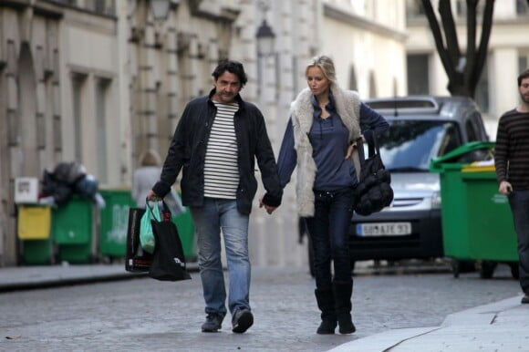 Adriana Karembeu avec son compagnon André Ohanian en amoureux dans les rues de Paris le 24 septembre 2012.