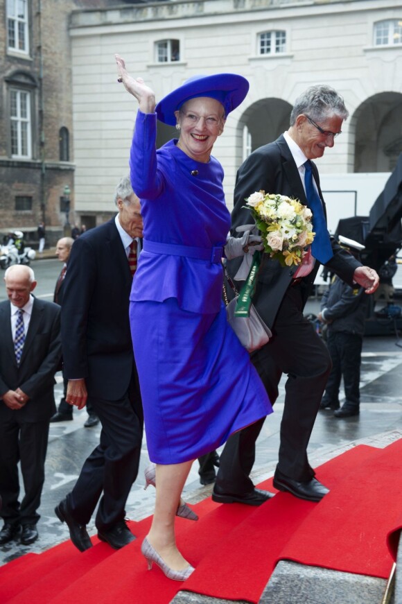 La reine Margrethe II arrive au Parlement. La famille royale de Danemark s'est rassemblée mardi 2 octobre 2012 à Christiansborg pour la réouverture officielle du Parlement, lancement de l'année politique. La reine Margrethe II était entourée du prince Henrik, du prince Frederik avec la princesse Mary, du prince Joachim avec la princesse Marie, et de la princesse Benedikte.