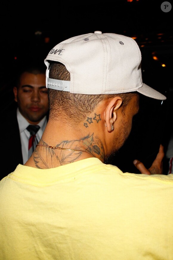 Chris Brown sortant d'un hôtel à Manhattan, à 10 minutes d'intervalle de Rihanna, (3 octobre 2012).