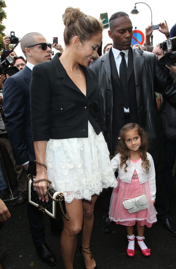 Emme Lopez arrive au défilé Chanel à Paris le 2 octobre 2012. La fillette porte une broche et un sac de la maison, d'une valeur de 1850 euros.