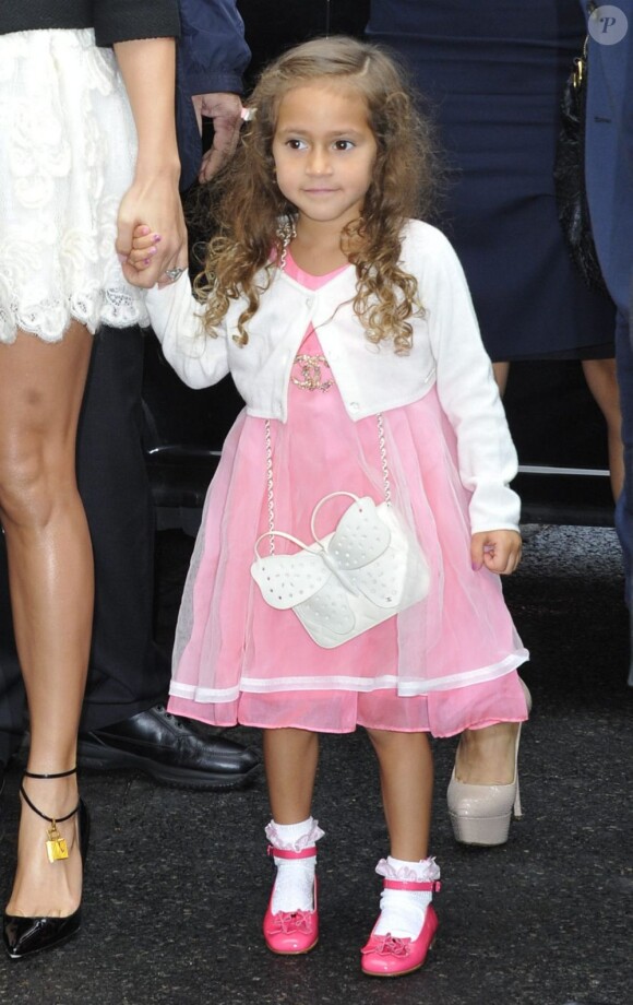 Emme, fille de Jennifer Lopez, a volé la vedette à sa maman lors de son arrivée au défilé Chanel le 2 octobre à Paris