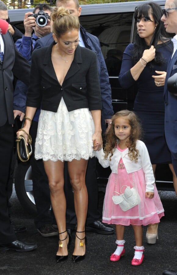 Jennifer Lopez, superbe, et sa fille Emme, arrivent lookées au défilé Chanel le 2 octobre 2012