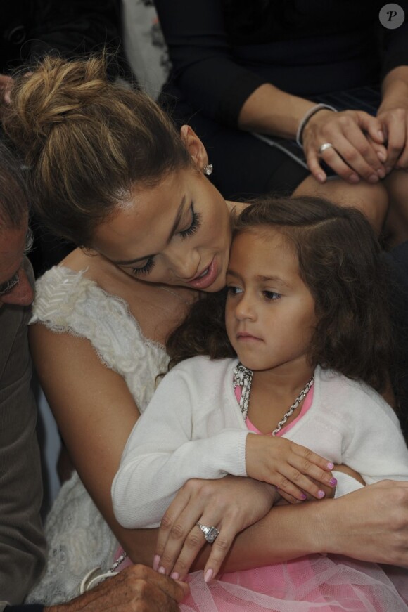 Jennifer Lopez et sa fille Emme sur le front row du défilé Chanel le 2 octobre 2012