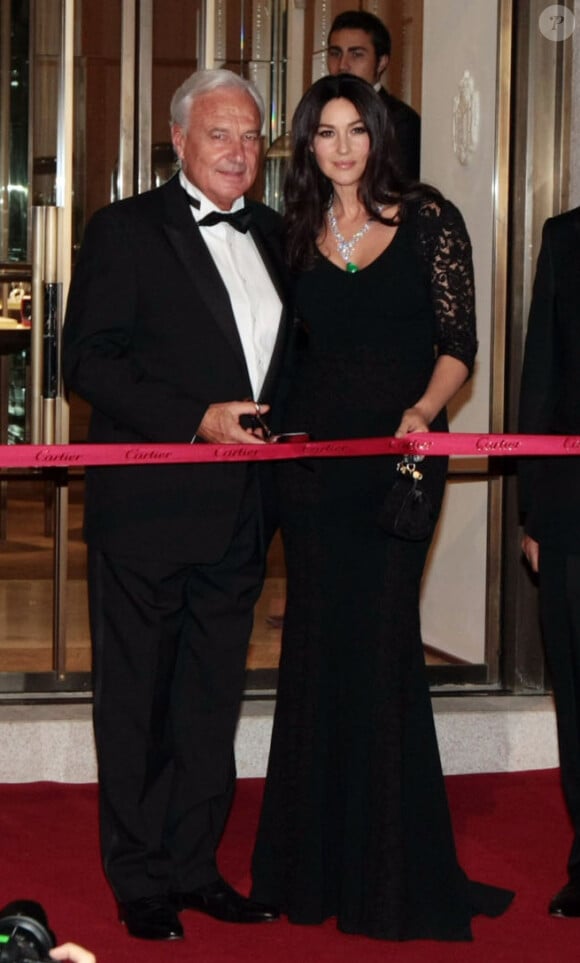 Monica Bellucci et Bernard Fornas, président de Cartier International, célèbrent la réouverture de la boutique Cartier et coupent le ruban rouge. Milan, le 4 octobre 2012.