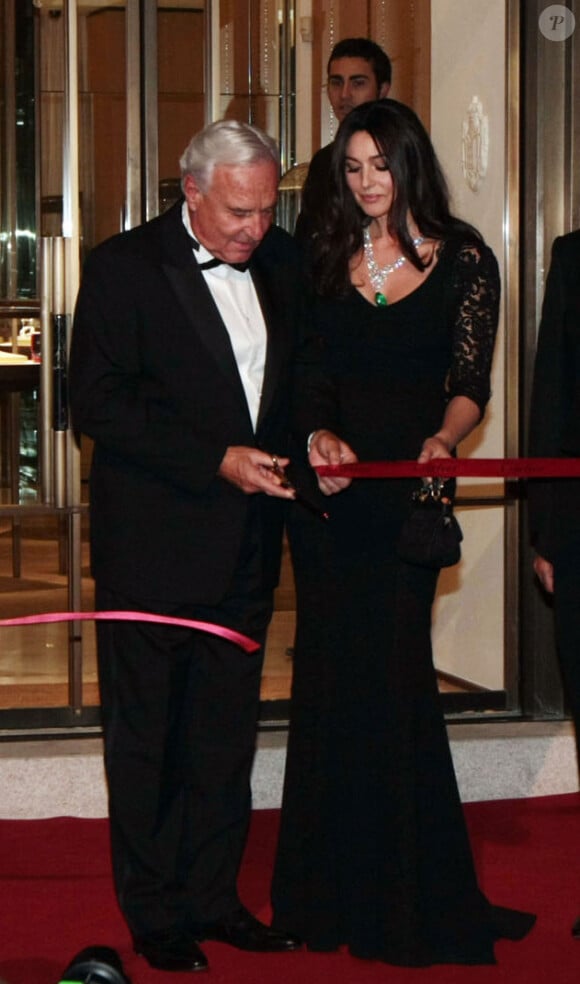 Monica Bellucci, accompagnée de Bernard Fornas, président de Cartier International, bénit la boutique Cartier rénovée. Milan, le 4 octobre 2012.