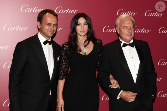 Monica Bellucci, entourée du directeur général de Cartier Italie Laurent Gaborit (gauche) et du président de Cartier International Bernard Fornas (droite), célèbre la réouverture de la boutique Cartier après neuf mois de travaux. Milan, le 4 octobre 2012.