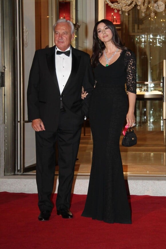 Monica Bellucci, ravissante en robe et sac Dolce & Gabbana, accompagne Bernard Fornas, président de Cartier International, pour la réouverture de la boutique Cartier. Milan, le 4 octobre 2012.