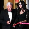 Monica Bellucci, au bras du président de Cartier International Bernard Fornas, célèbre la réouverture de la boutique Cartier après neuf mois de travaux. Milan, le 4 octobre 2012.