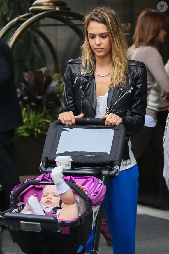 Jessica Alba à New York se balade avec sa fille Haven. Le 4 octobre 2012