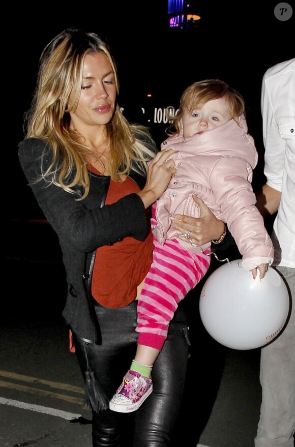 La femme de Peter Crouch et sa fille Sophia Ruby, le 5 octobre à Manchester.