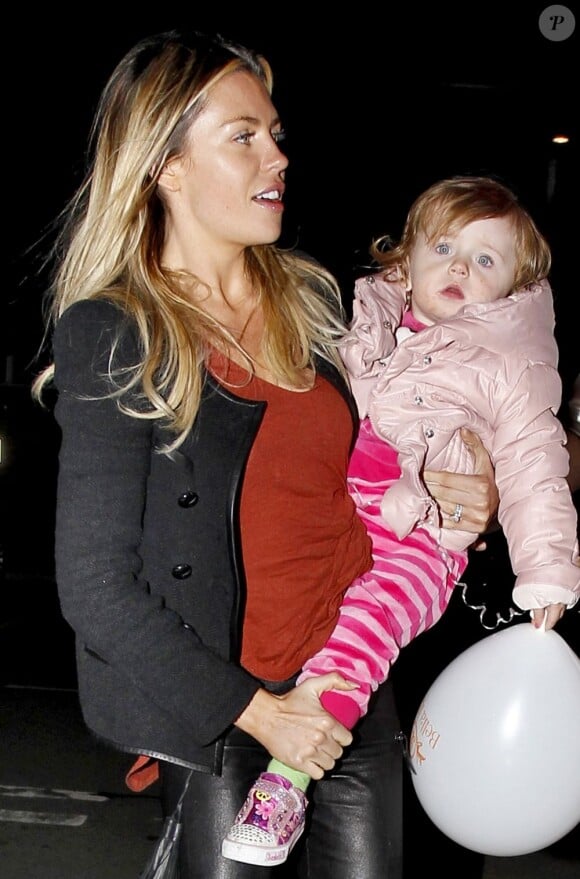 La femme de Peter Crouch et sa fille Sophia Ruby, le 5 octobre à Manchester.