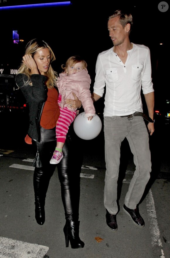 Le footballeur Peter Crouch, sa femme Abbey et sa fille Sophia Ruby, le 5 octobre à Manchester.