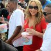 Mariah Carey, barbe à papa à la main, et Nick Cannon au parc Kuboo à Santa Monica, le samedi 6 octobre 2012.