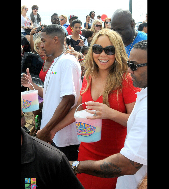 Mariah Carey, barbe à papa à la main, et Nick Cannon au parc Kuboo à Santa Monica, le samedi 6 octobre 2012.