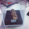 La clé USB en laiton, dans son coffret en plexiglas, qui contient le dossier presse annonçant le nouvel album et la tournée de Mylène Farmer.