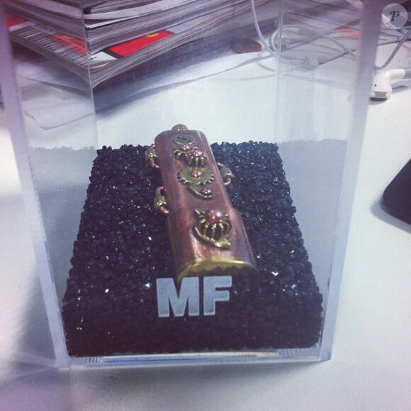 La clé USB en laiton, dans son coffret en plexiglas, qui contient le dossier presse annonçant le nouvel album et la tournée de Mylène Farmer.
