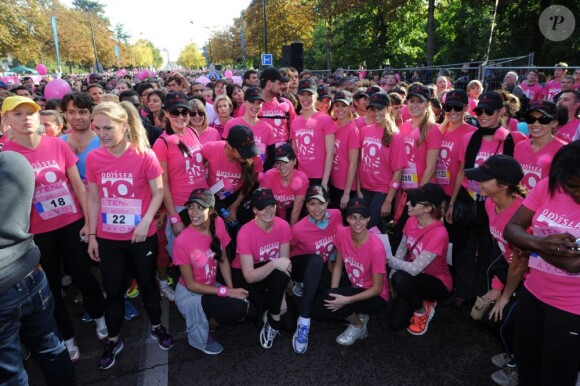 Les filles du Moulin Rouge lors de la course célébrant le 10e anniversaire d'Odyssea qui lutte pour sensibiliser le plus grand nombre au cancer du sein
