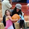 Soleil Moon Frye s'éclate avec sa fille Jagger chez Pumpkin patch, Mr, Bones à West Hollywood, Los Angeles, pour trouver la parfaite citrouille le 9 octobre 2012