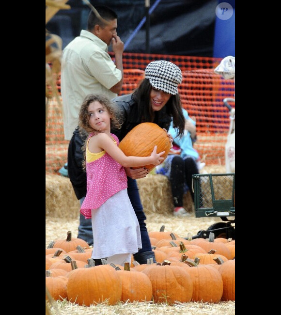 Soleil Moon Frye s'éclate avec sa fille Jagger chez Pumpkin patch, Mr, Bones à West Hollywood, Los Angeles, pour trouver la parfaite citrouille le 9 octobre 2012