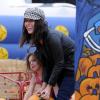 Soleil Moon Frye, épanouie, aux côtés de sa fille Jagger chez Pumpkin patch, Mr, Bones à West Hollywood, Los Angeles, pour trouver la parfaite citrouille le 9 octobre 2012