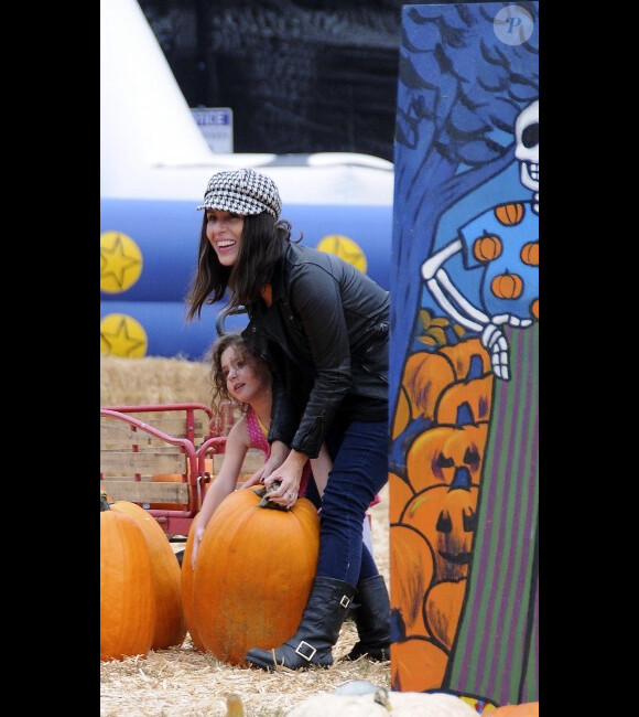 Soleil Moon Frye, épanouie, aux côtés de sa fille Jagger chez Pumpkin patch, Mr, Bones à West Hollywood, Los Angeles, pour trouver la parfaite citrouille le 9 octobre 2012