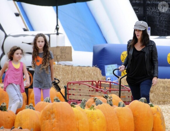 Soleil Moon Frye et ses filles chez Pumpkin patch, Mr, Bones à West Hollywood, Los Angeles, pour trouver la parfaite citrouille le 9 octobre 2012