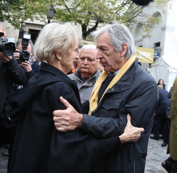 La femme de Claude Pinoteau, Birte et Constantin Costa Gavras lors des funérailles du réalisateur Claude Pinoteau à Paris le 11 octobre 2012