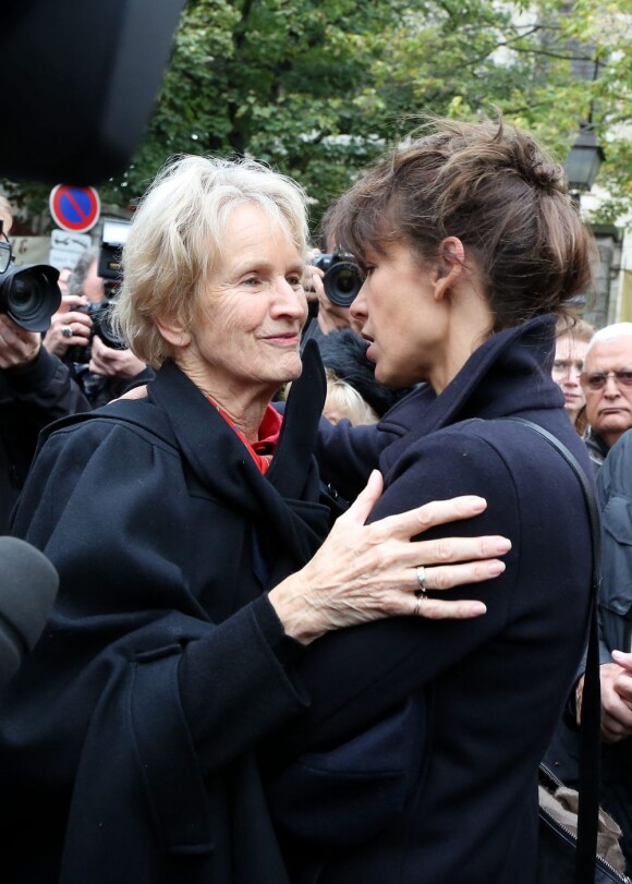 La femme de Claude Pinoteau, Birte, et Sophie Marceau lors des funérailles du réalisateur Claude Pinoteau à Paris le 11 octobre 2012