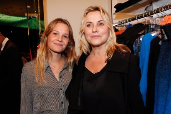 Sophie Favier et sa fille Carla-Marie lors de l'inauguration de la boutique Twiggy de Sophie Favier et Cathy à Neuilly-sur-Seine, le 11 octobre 2012
