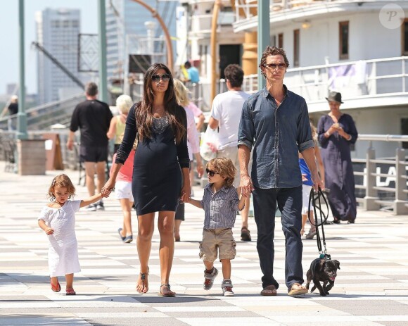 Matthew McConaughey, sa femme enceinte Camila Alves et leurs enfants à New York le 26 août 2012