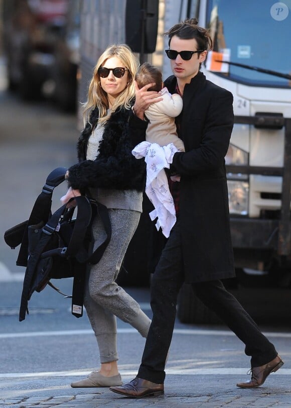 Sienna Miller, une jeune maman radieuse aux côté de son fiancé Tom Sturridge et de sa fille de trois mois Marlowe à New York. Le 13 octobre 2012.a