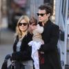 Sienna Miller, son fiancé Tom Sturridge et sa fille de trois mois Marlowe : sortie en famille à New York. Le 13 octobre 2012.