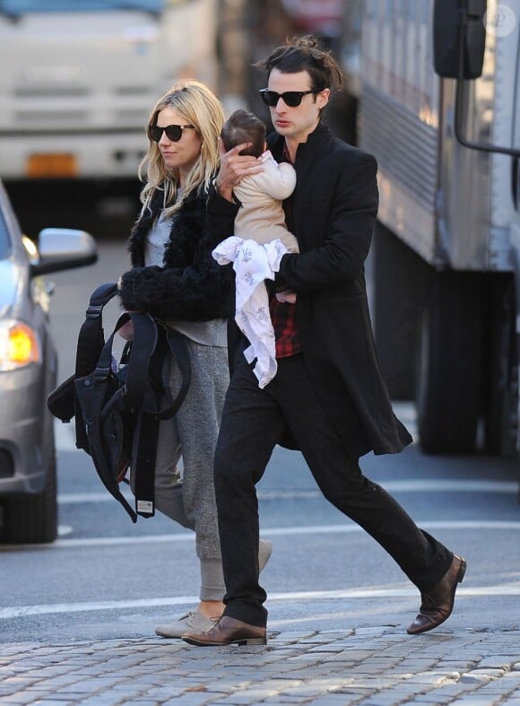 Sienna Mille et Tom Sturridge, des parents hype et cools avec leur petite Marlowe. New York e 13 octobre 2012.