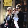 Sortie en famille pour Sienna Miller accompagnée de son finacé Tom Sturridge, qui porte leur fille de trois mois Marlowe dans les bras. Le 13 octobre 2012.